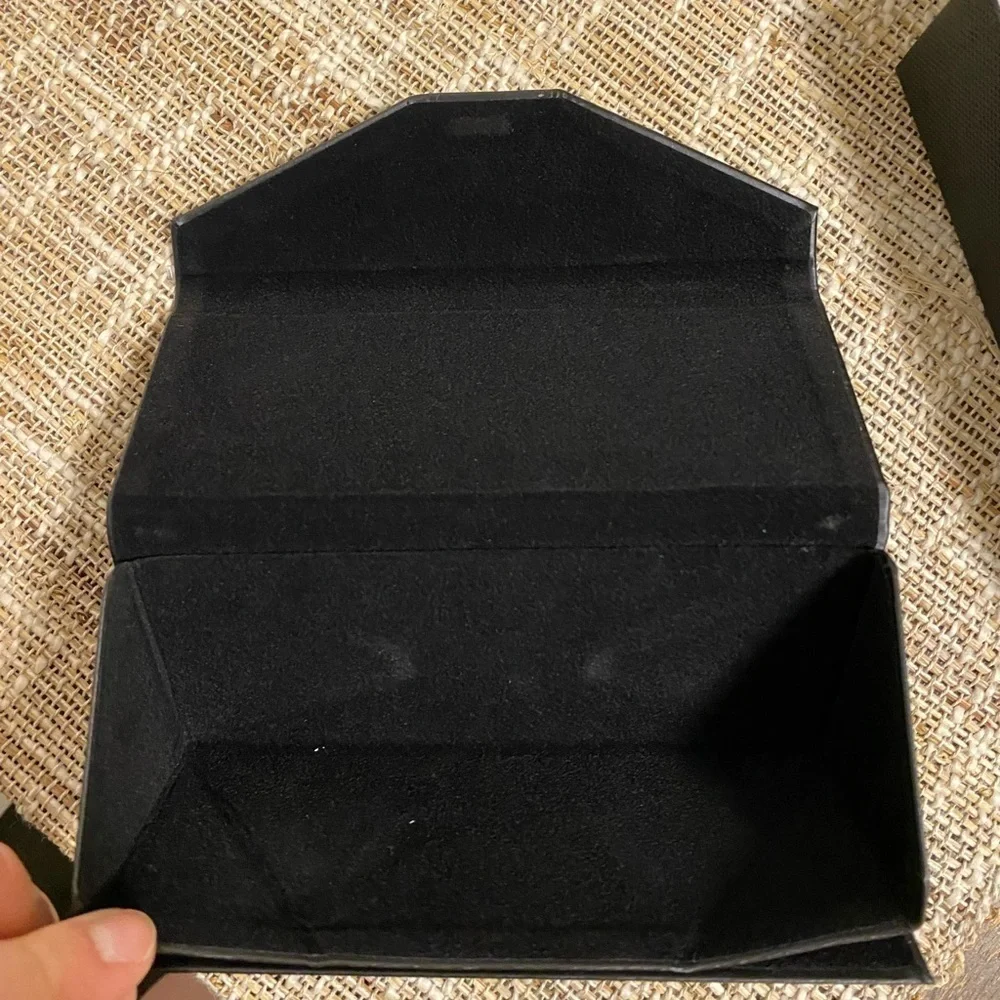 GLASSY FOLDABLE GLASSES CASE AND BOX